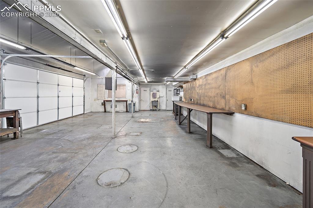 Image 30 of 42: Garage