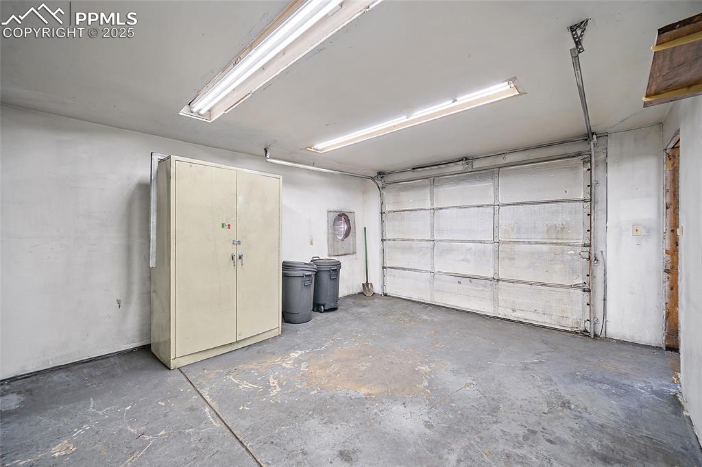 Image 31 of 42: Garage