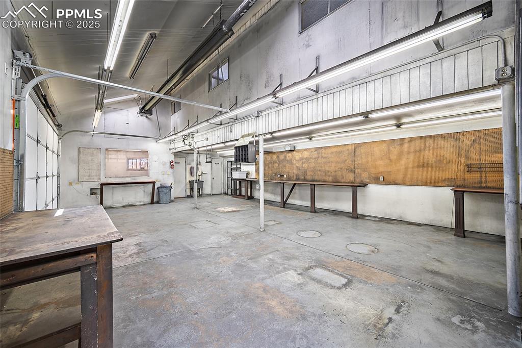 Image 32 of 42: Garage