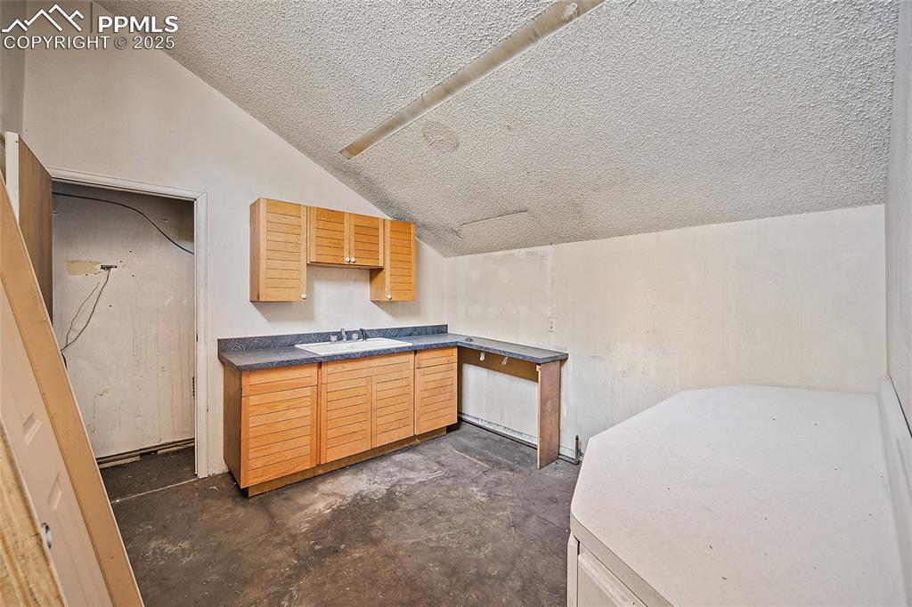 Image 35 of 42: Kitchen