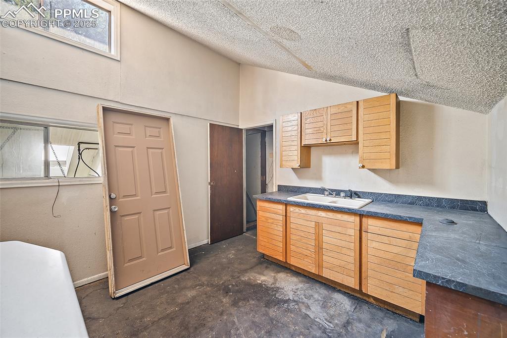 Image 37 of 42: Kitchen