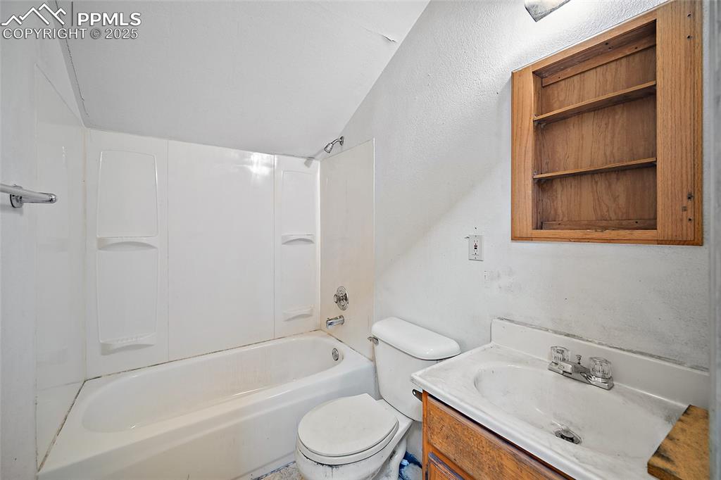 Image 38 of 42: Bathroom