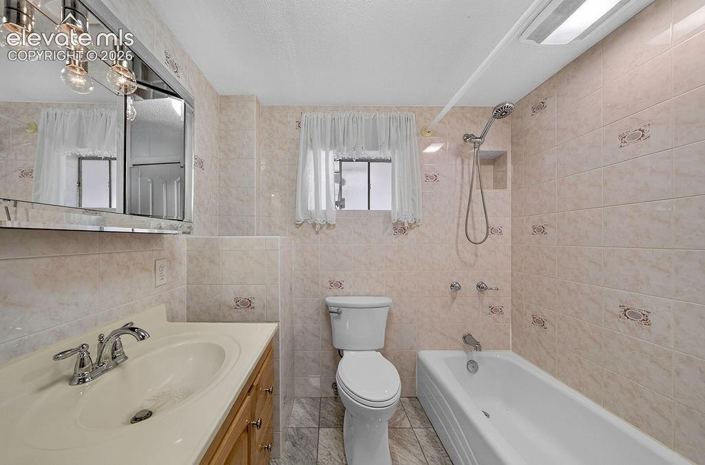Image 17 of 34: Bathroom