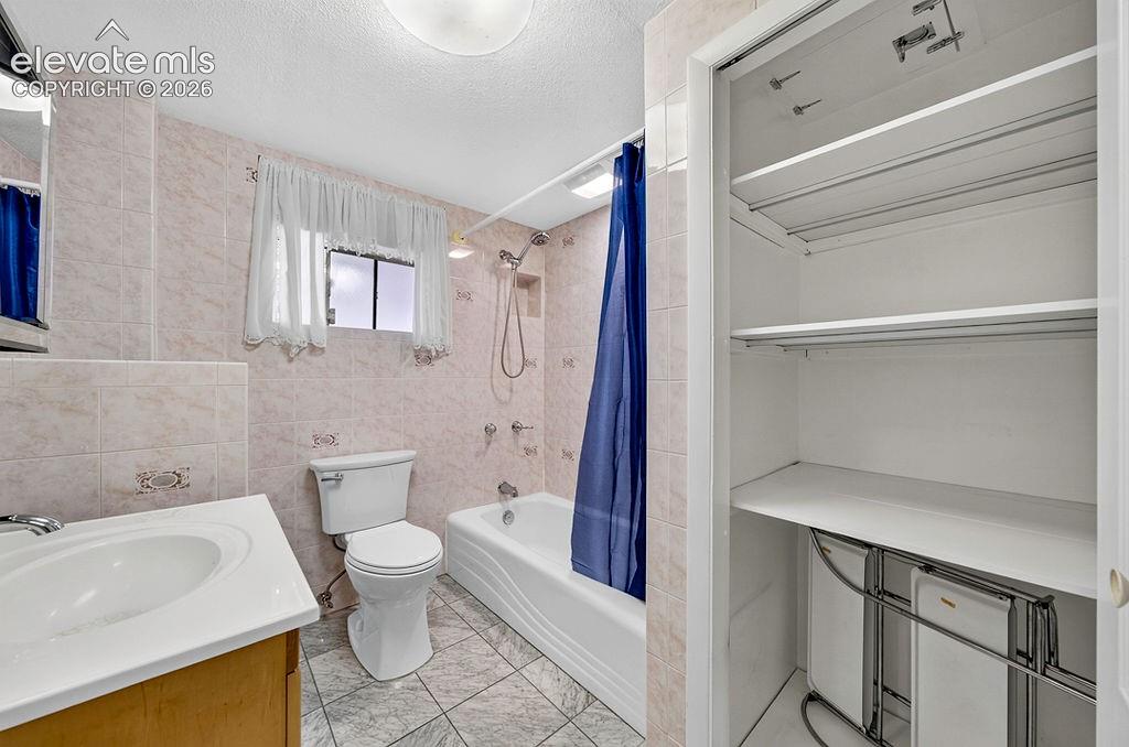 Image 18 of 34: Bathroom