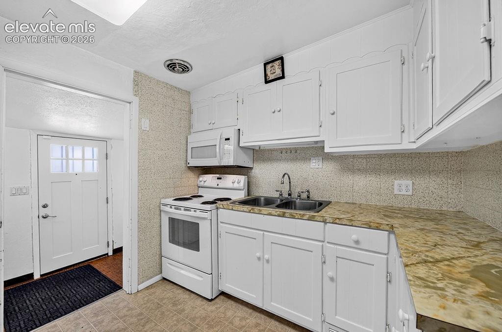 Image 8 of 34: Kitchen