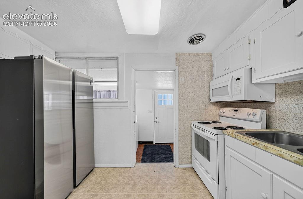 Image 9 of 34: Kitchen