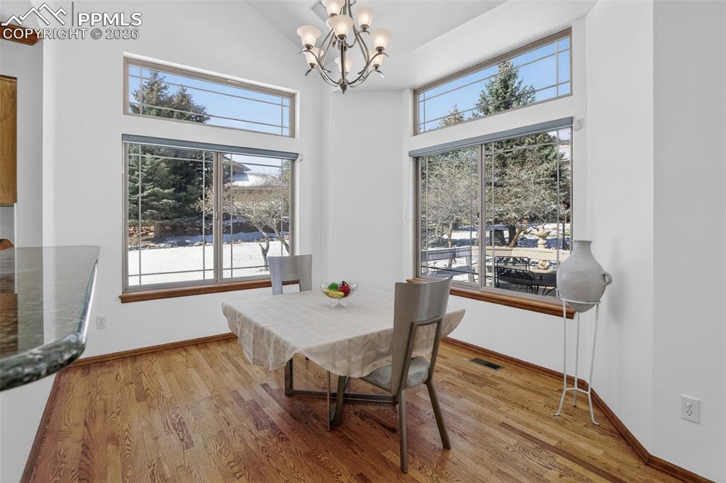 Image 19 of 46: Dining Area