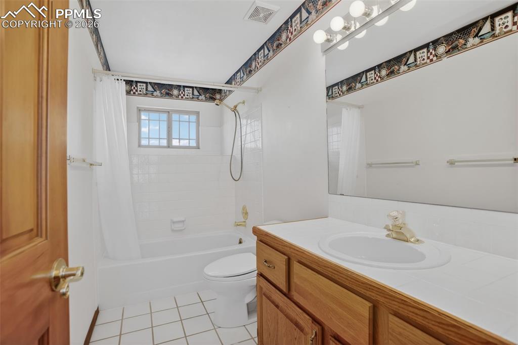 Image 33 of 46: Bathroom