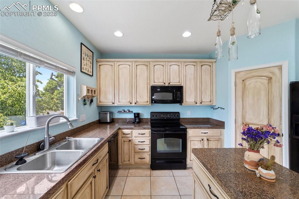 Image 4 of 41: Kitchen