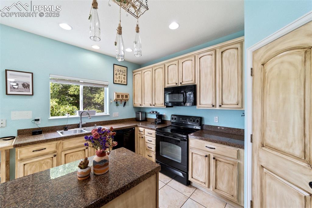 Image 5 of 41: Kitchen