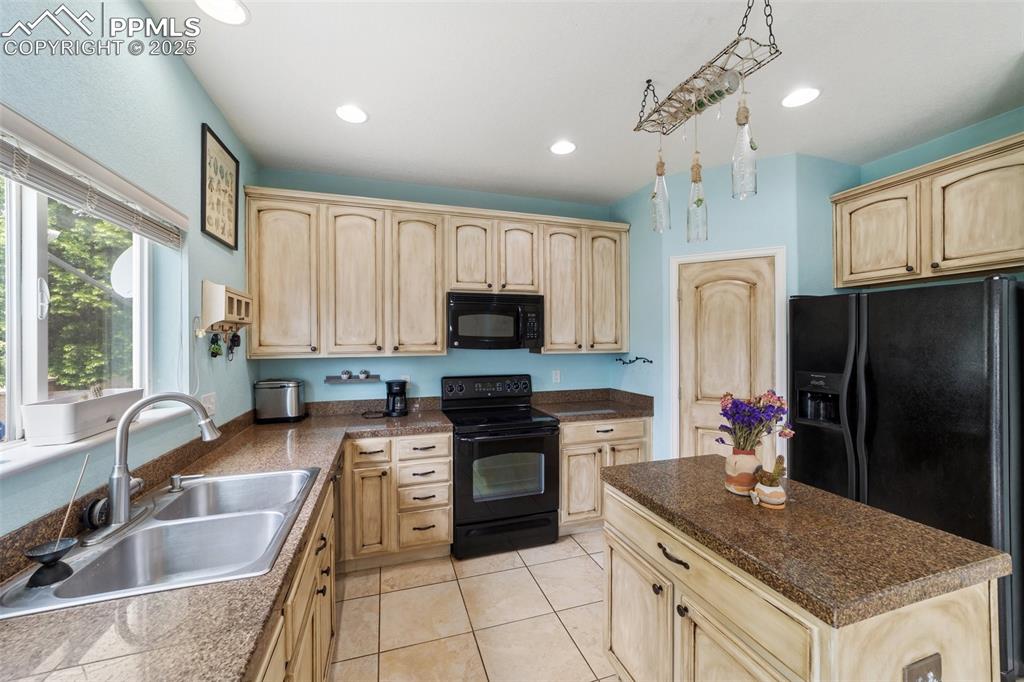 Image 6 of 41: Kitchen