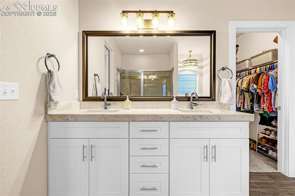 Image 19 of 45: Bathroom