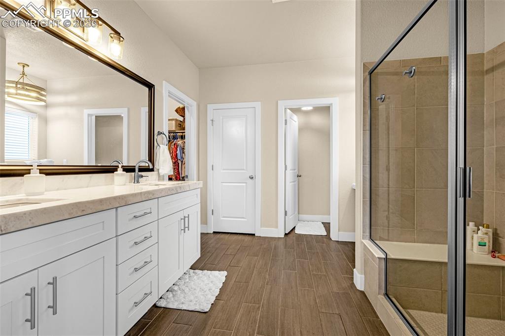 Image 20 of 45: Bathroom