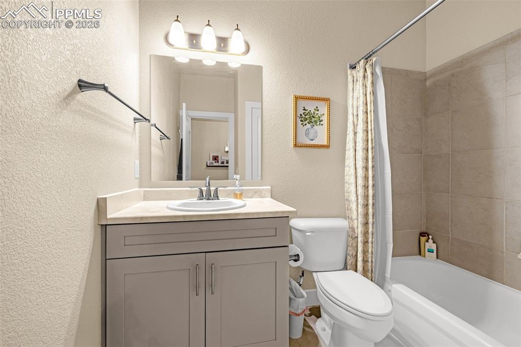 Image 21 of 45: Bathroom