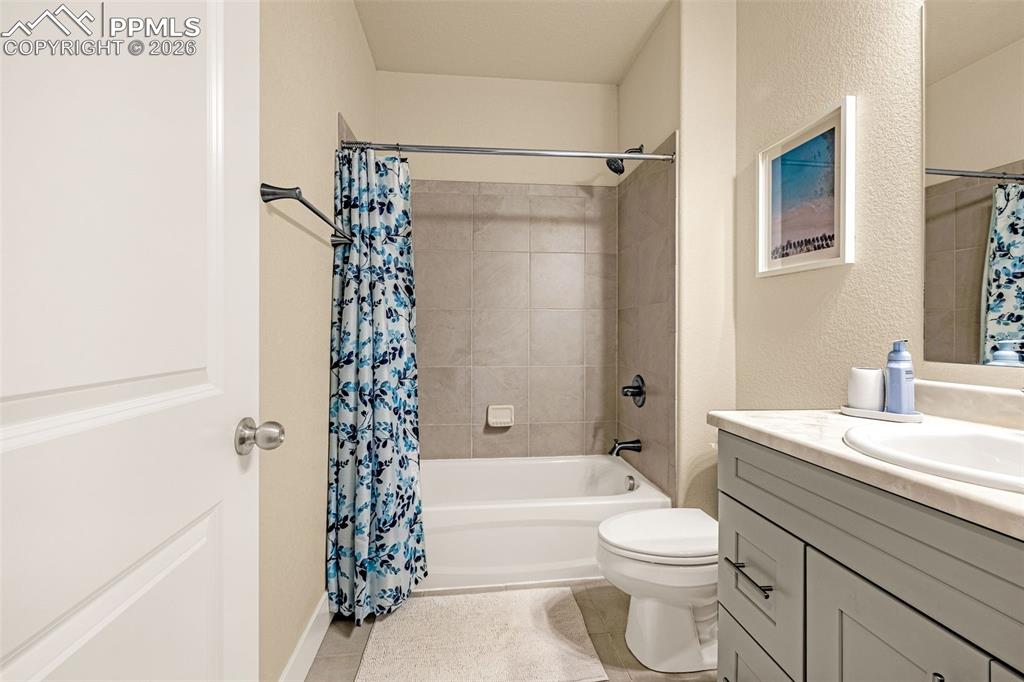 Image 22 of 45: Bathroom