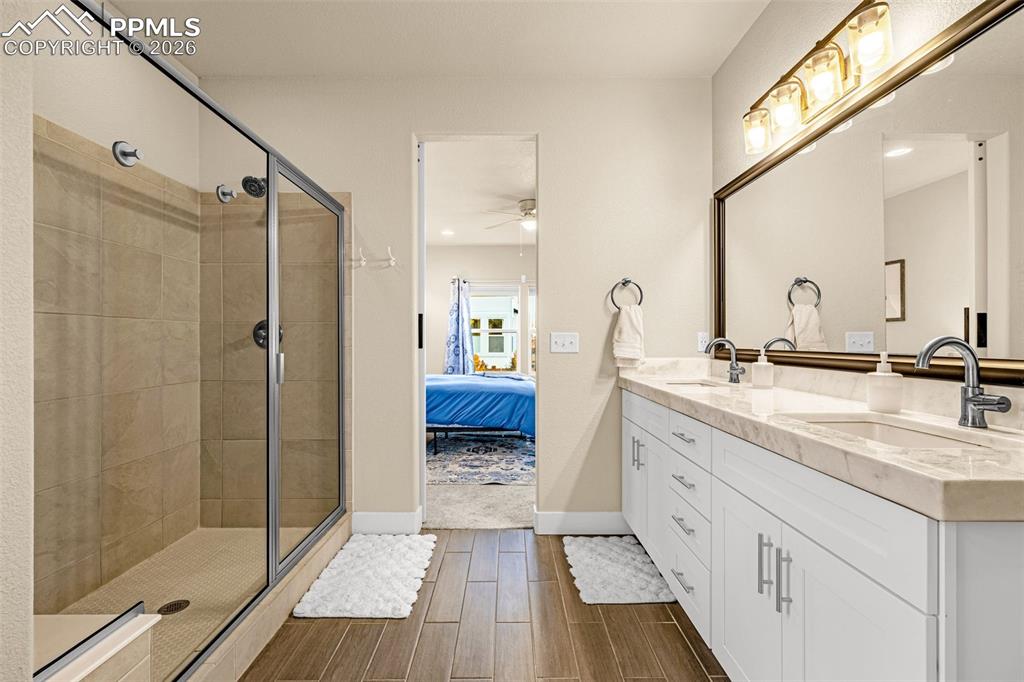 Image 23 of 45: Bathroom