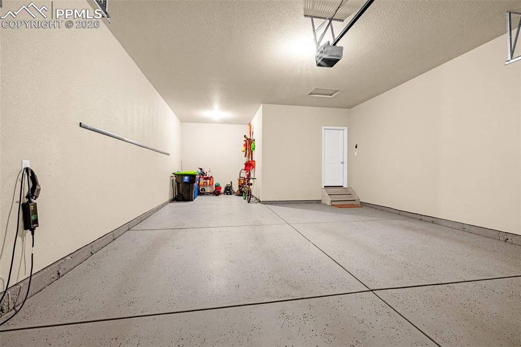 Image 35 of 45: Garage