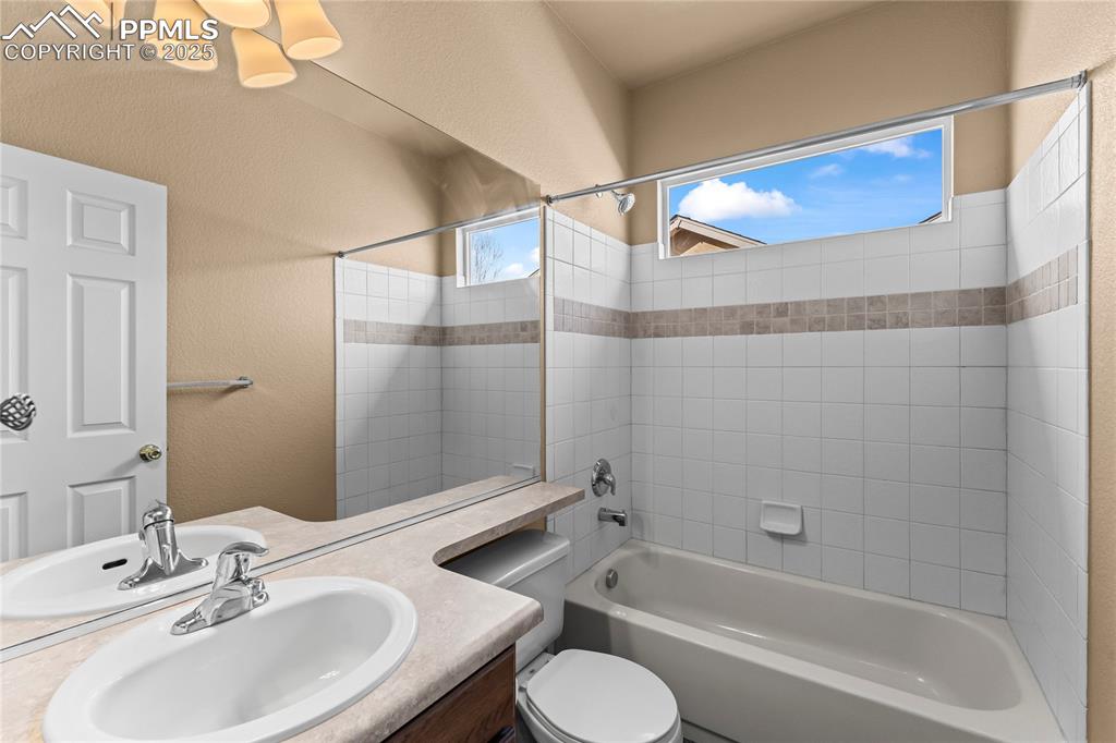 Image 14 of 36: Bathroom