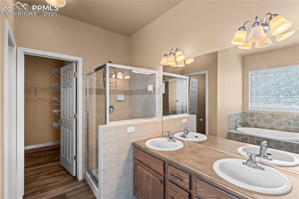 Image 21 of 36: Bathroom