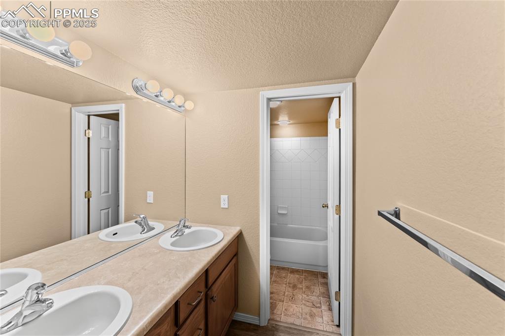 Image 32 of 36: Bathroom