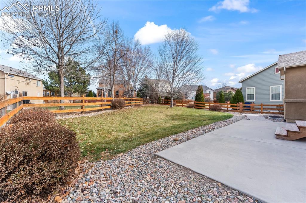 Image 34 of 36: Yard