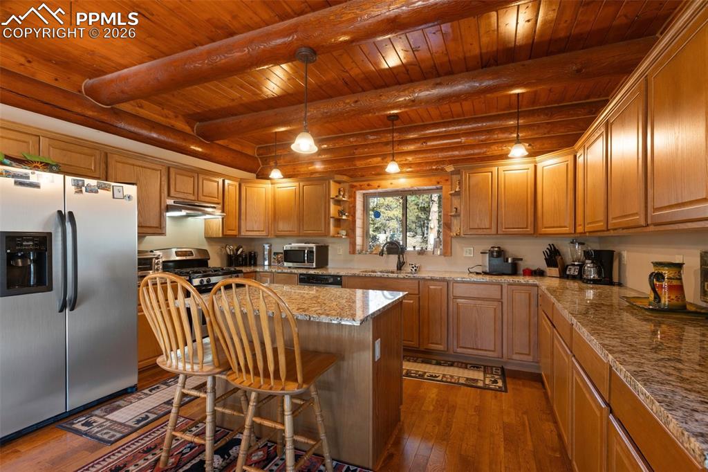 Image 16 of 37: Kitchen