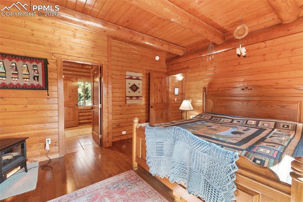 Image 20 of 37: Bedroom