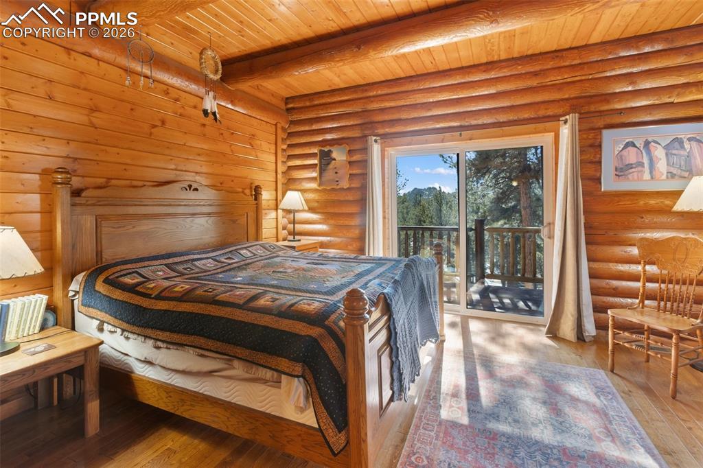 Image 22 of 37: Bedroom