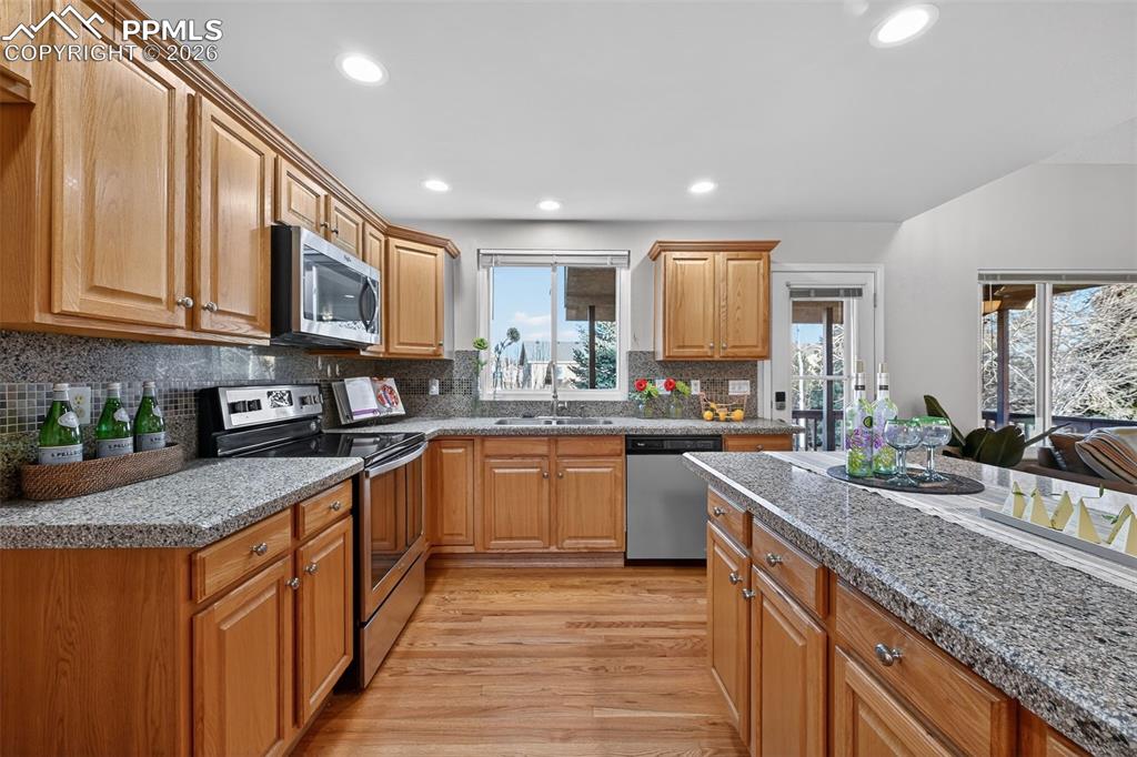 Image 10 of 45: Kitchen