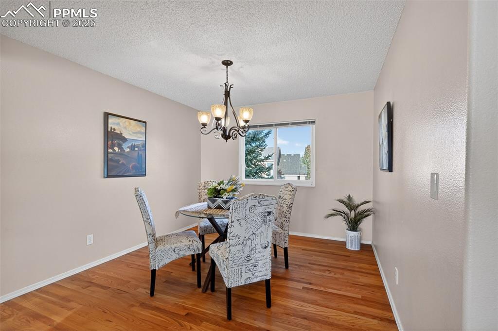 Image 16 of 45: Dining Area