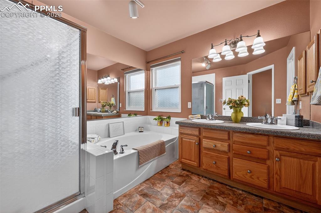 Image 21 of 45: Bathroom