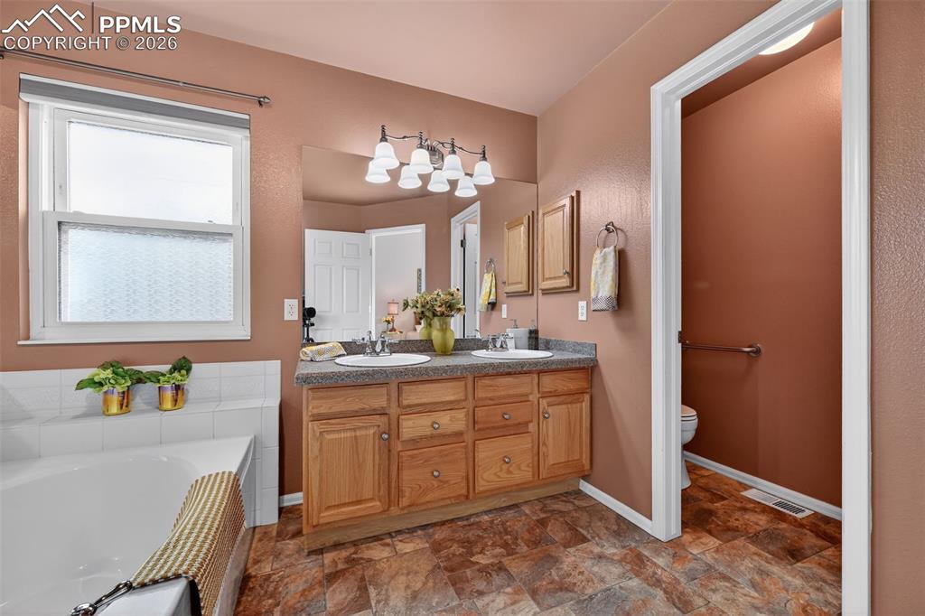 Image 22 of 45: Bathroom