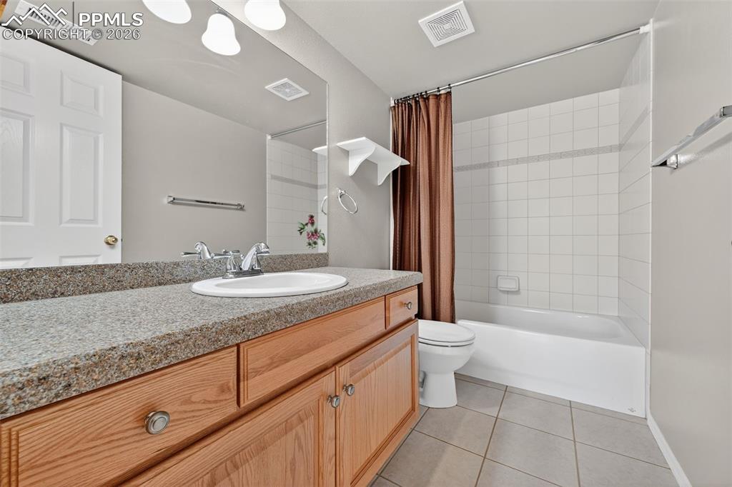 Image 30 of 45: Bathroom