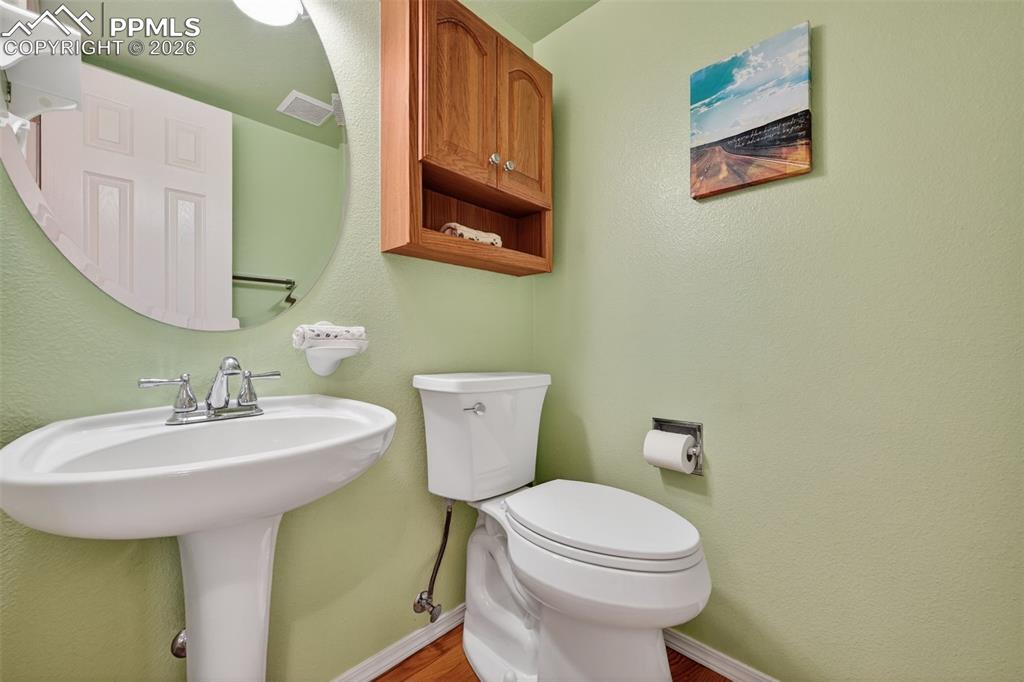 Image 32 of 45: Bathroom