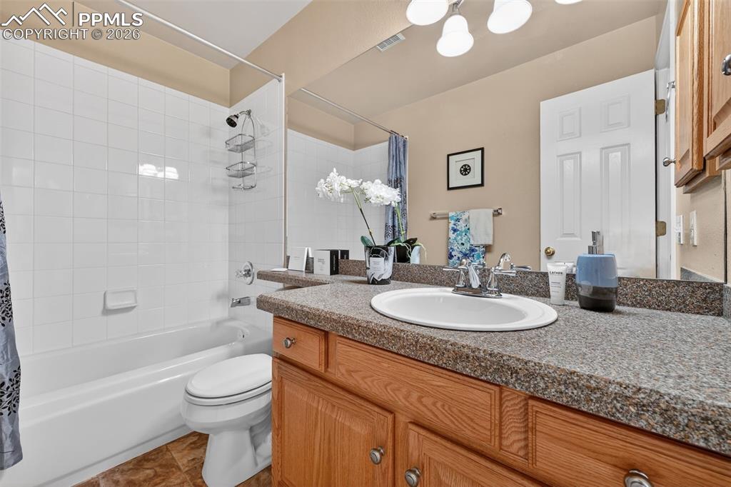 Image 33 of 45: Bathroom