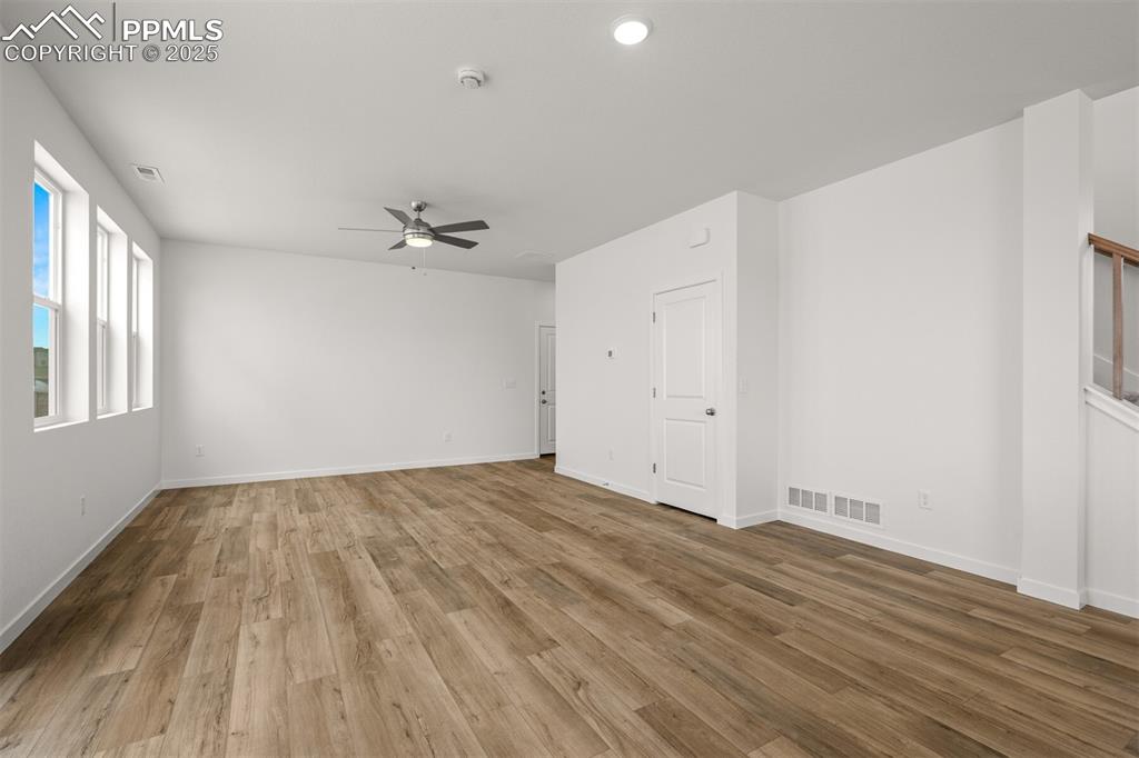 Image 10 of 30: Living Room