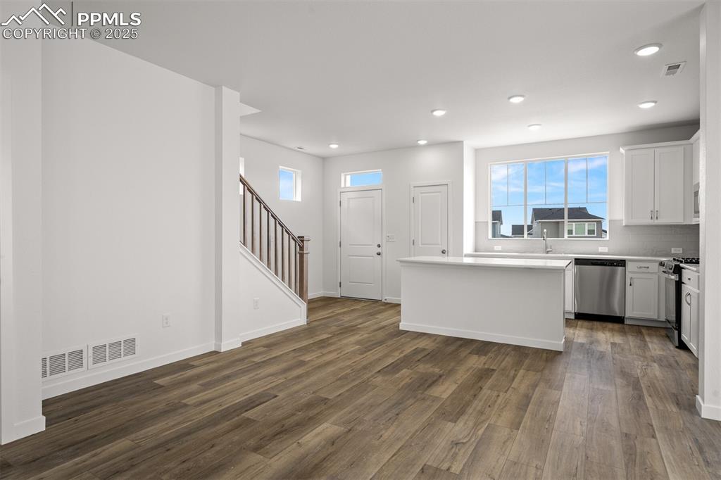 Image 11 of 30: Kitchen