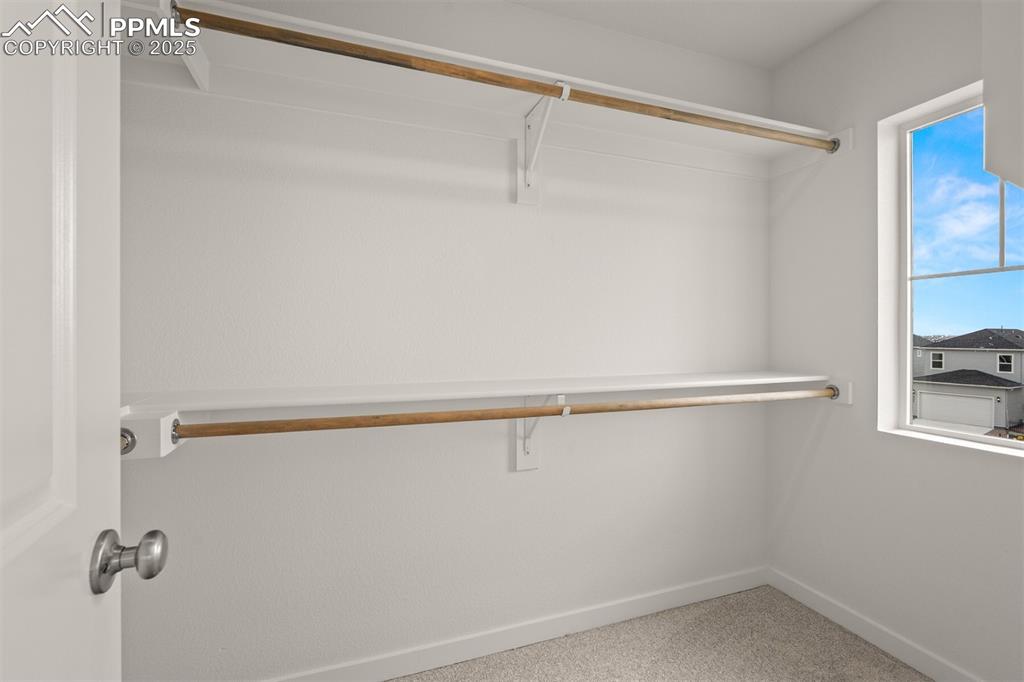 Image 20 of 30: Closet