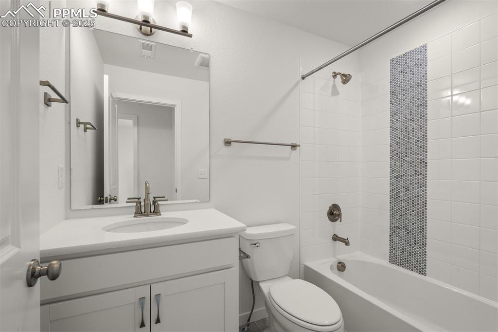 Image 23 of 30: Bathroom