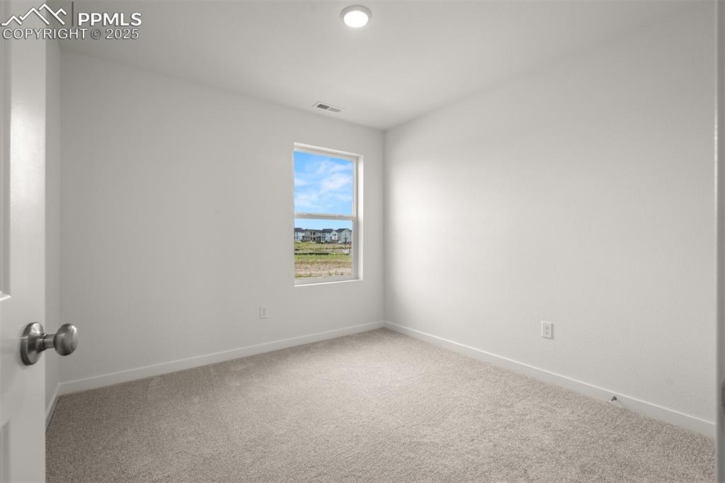 Image 24 of 30: Bedroom