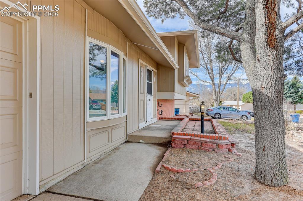 Image 5 of 37: Front entry walkway.