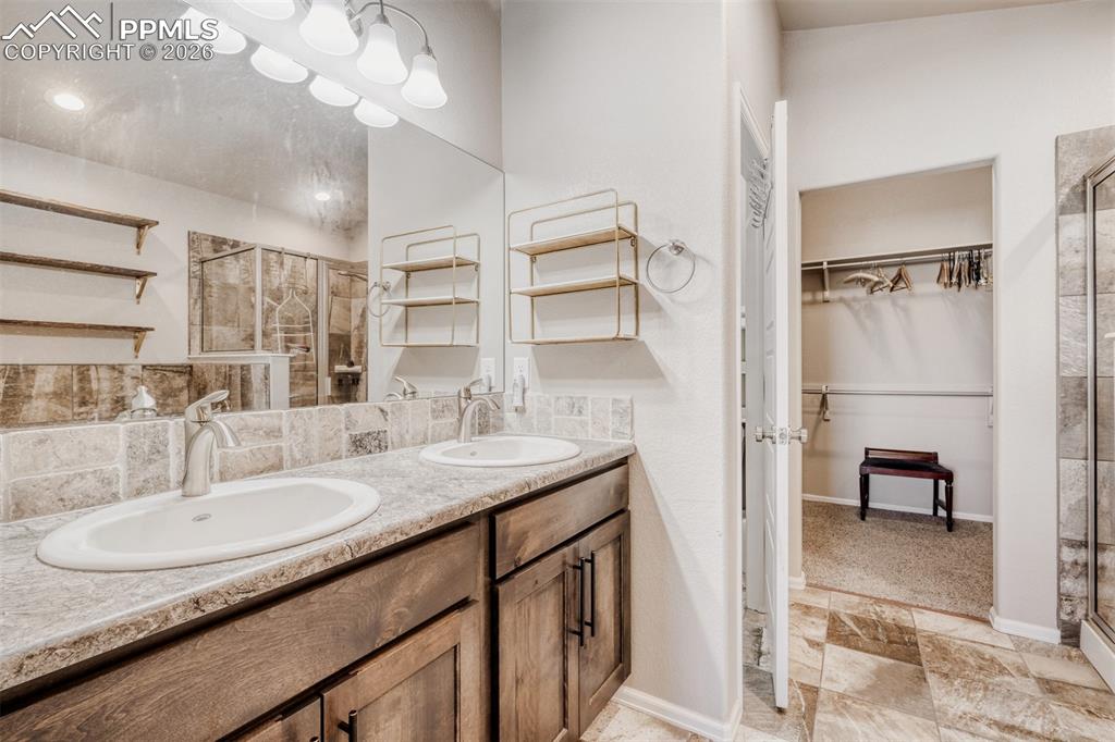 Image 18 of 39: Bathroom