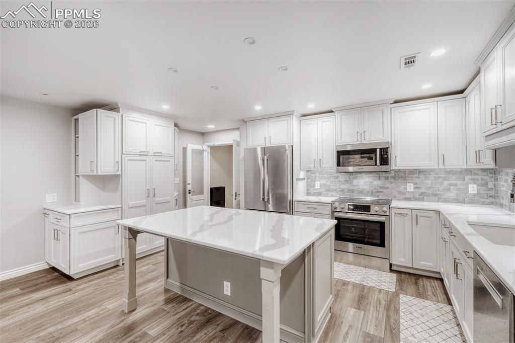 Image 25 of 39: Kitchen