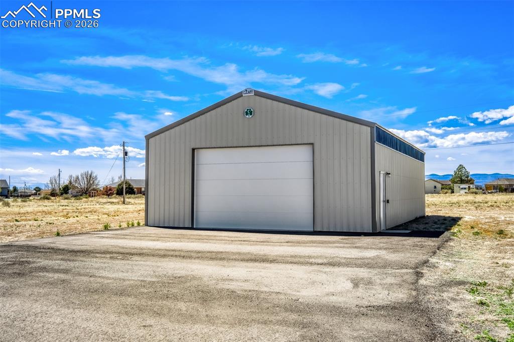 Image 3 of 39: Garage