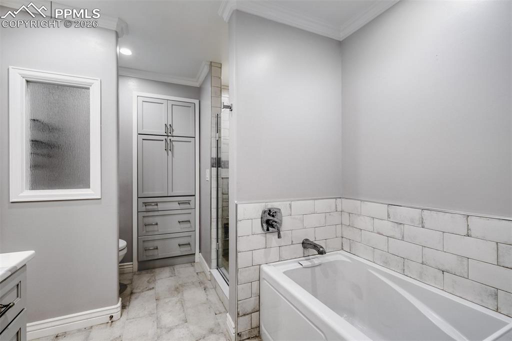 Image 33 of 39: Bathroom