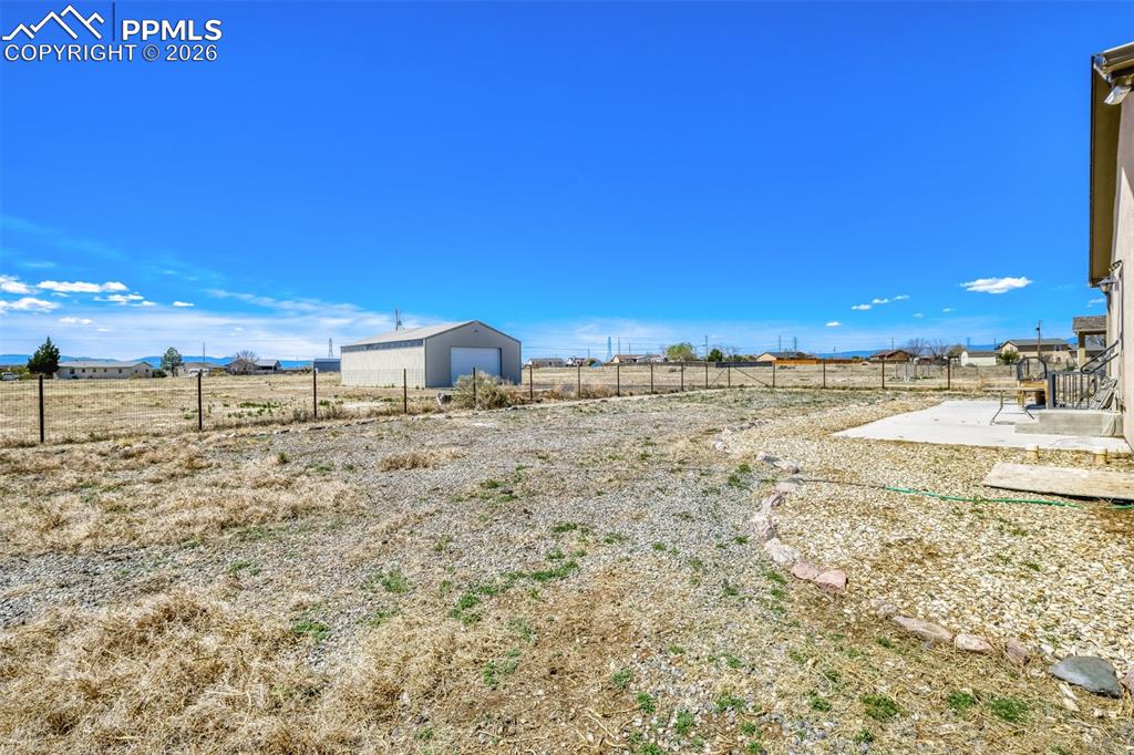 Image 37 of 39: Yard