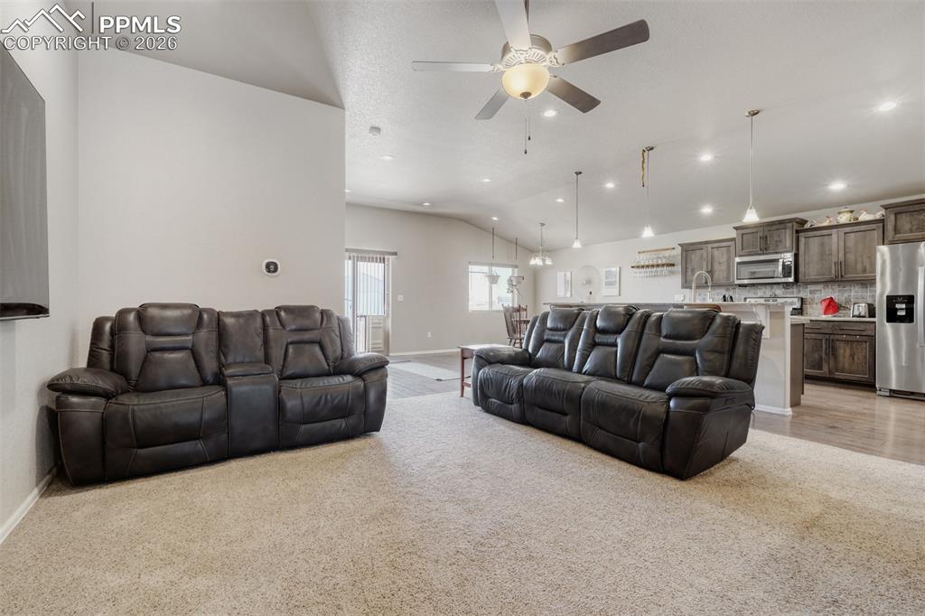 Image 6 of 39: Nice great room!