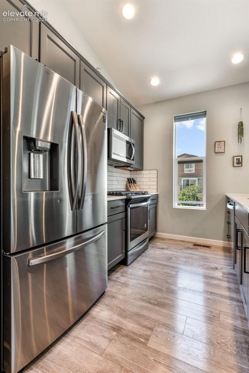 Image 18 of 50: Kitchen