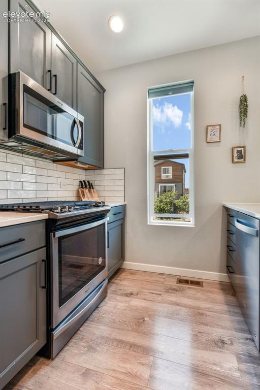 Image 19 of 50: Kitchen