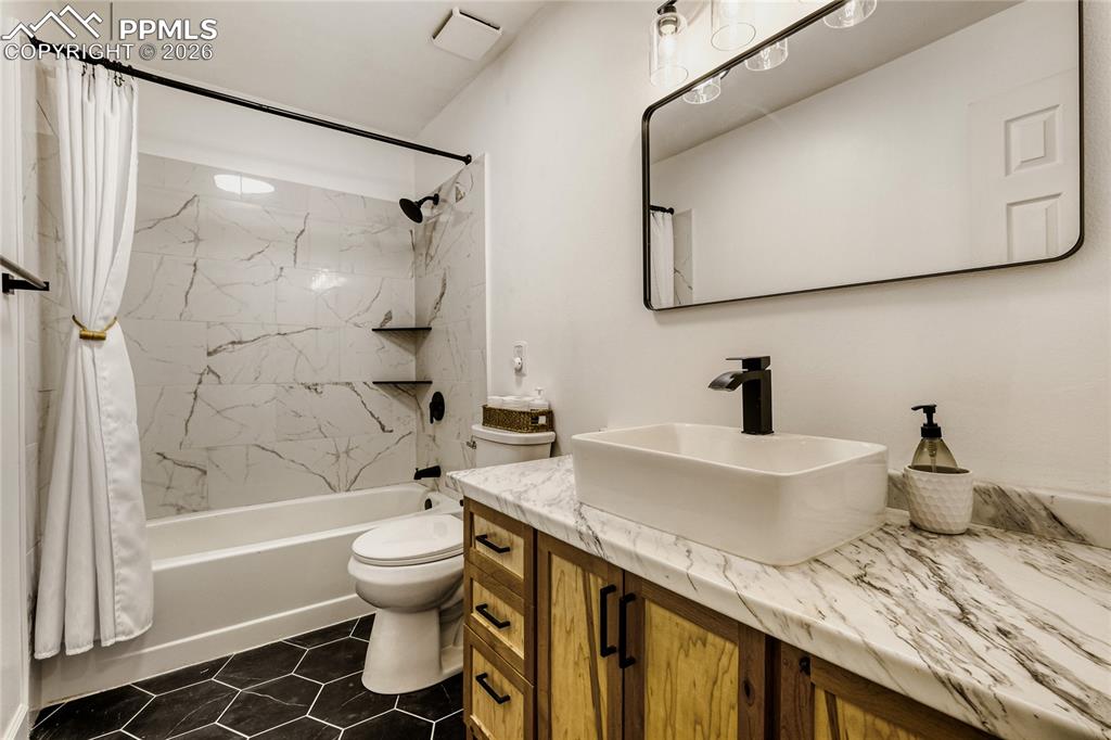 Image 14 of 35: Bathroom